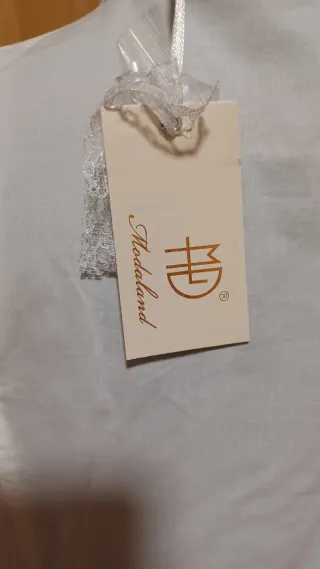 Blusa blanca con volantes de encaje