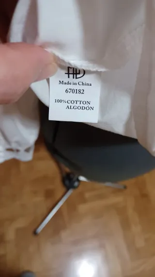 Blusa blanca con volantes de encaje