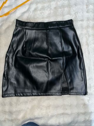 Falda corta efecto piel Shein negra