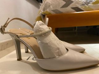 Zapatos de novia plateados y blancos