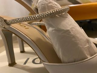 Zapatos de novia plateados y blancos