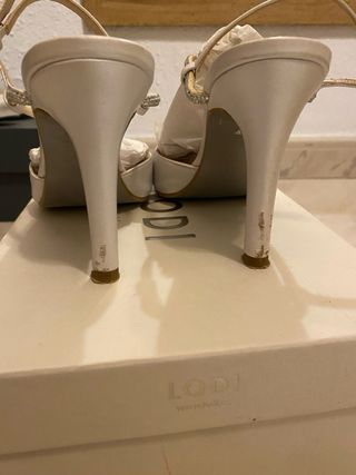 Zapatos de novia plateados y blancos