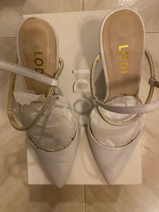 Zapatos de novia plateados y blancos