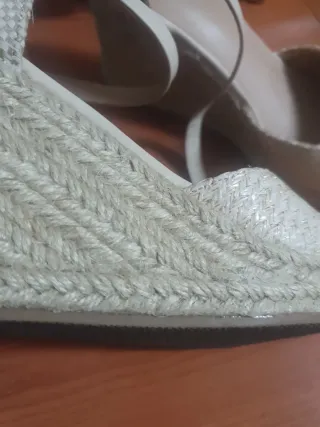 Sandalias Beige y Doradas