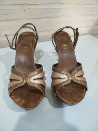 Tacones de madera marrón y dorado