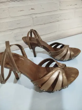 Tacones de madera marrón y dorado