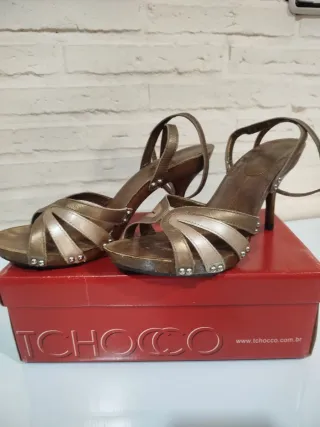 Tacones de madera marrón y dorado