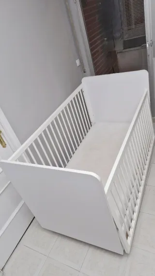 Cama Cuna infantil blanca.