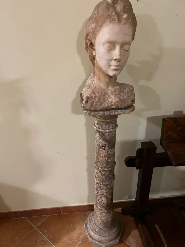 Busto in marmo su colonna