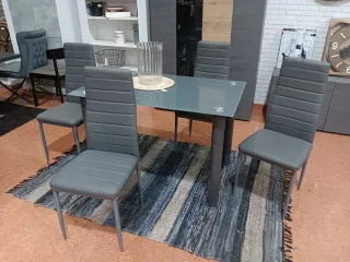 Mesa de comedor y 4 sillas