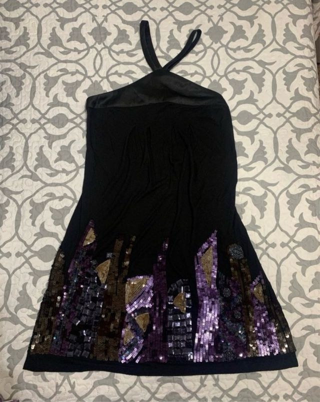 Vestido negro con lentejuelas moradas