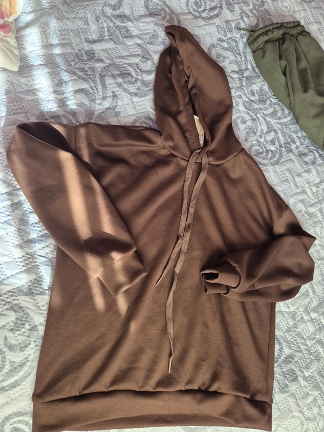 Sudadera marrón con capucha