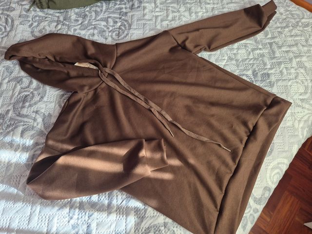 Sudadera marrón con capucha