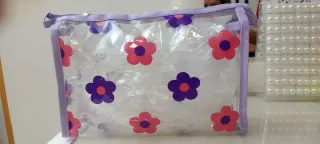 Neceser transparente con flores