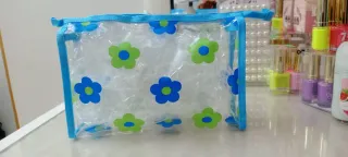 Neceser transparente con flores