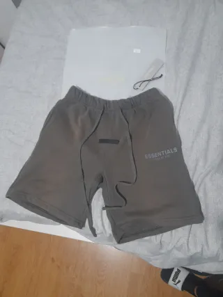 Pantalón corto Fear of God Essentials Gris-verde 