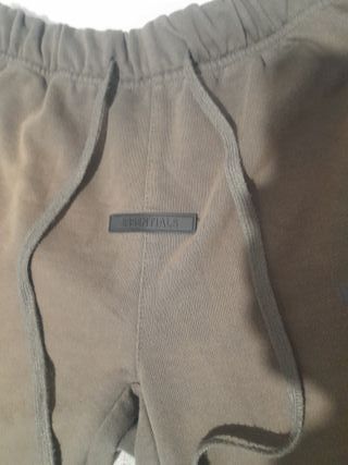 Pantalón corto Fear of God Essentials Gris-verde 