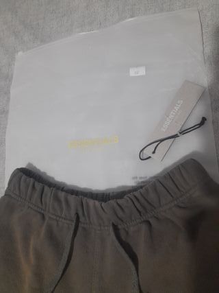 Pantalón corto Fear of God Essentials Gris-verde 
