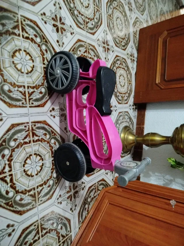 Moto de juguete rosa para niña