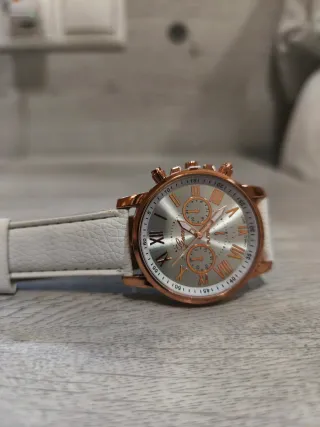 Reloj de pulsera dorado y blanco para mujer