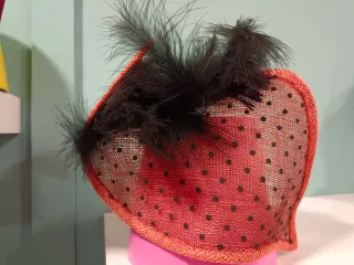 Tocado de fiesta con plumas