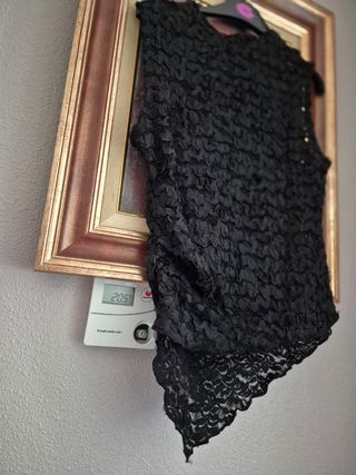 Top negro con textura floral