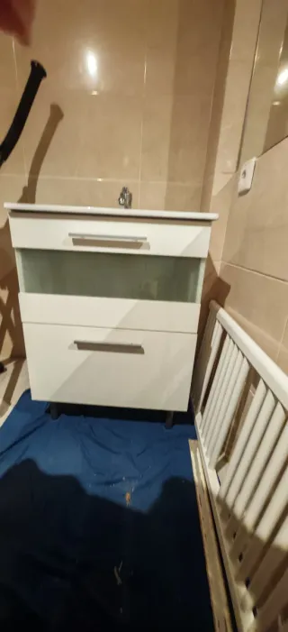 Mueble de baño blanco y cristal