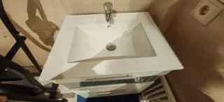 Mueble de baño blanco y cristal