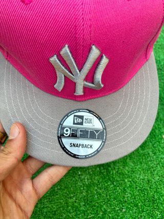 Gorra New Era 9FIFTY Snapback Rosa y Gris