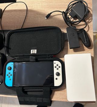 Nintendo Switch OLED bianco e blu