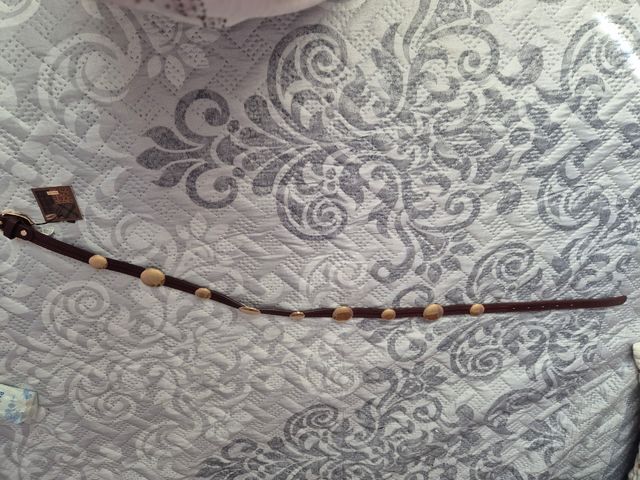 Cinturón burdeos con adornos dorados