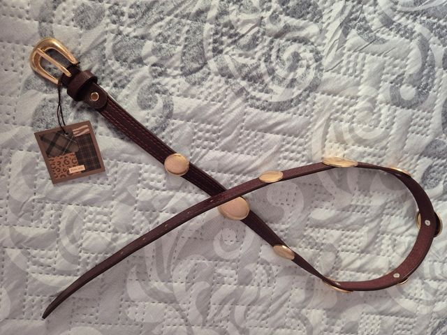 Cinturón burdeos con adornos dorados