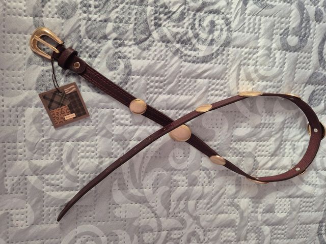 Cinturón burdeos con adornos dorados