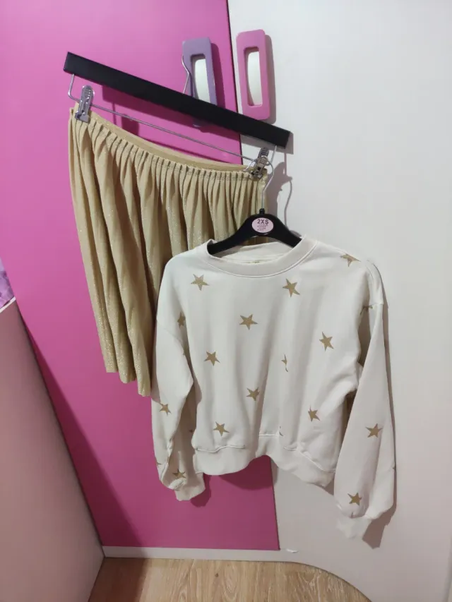 Conjunto falda y sudadera dorado.