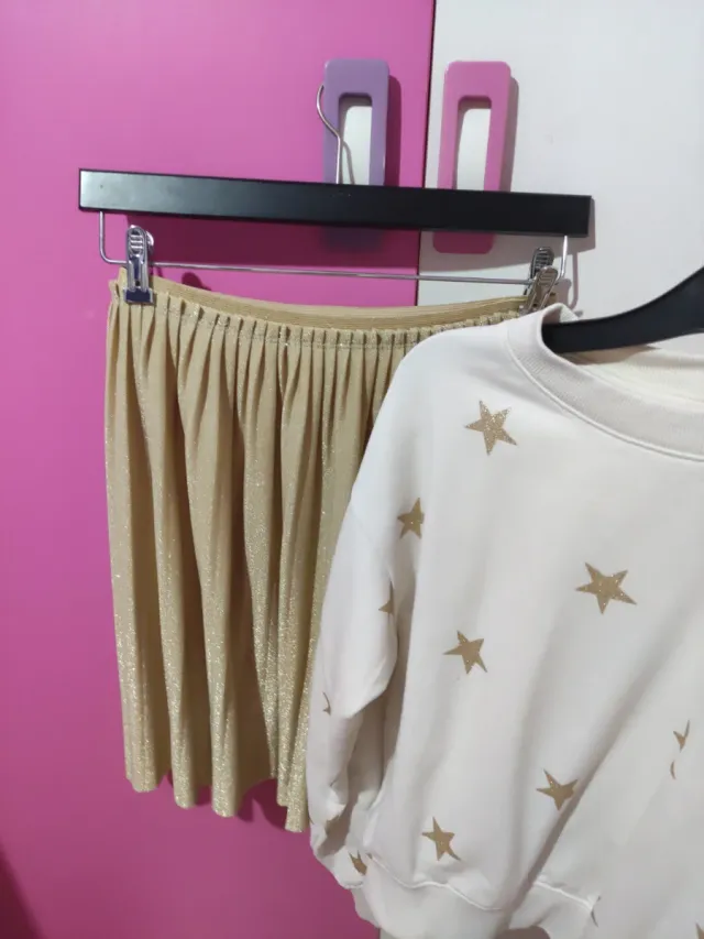 Conjunto falda y sudadera dorado.