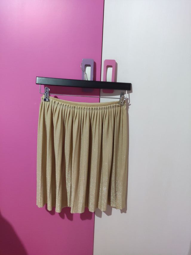 Conjunto falda y sudadera dorado.