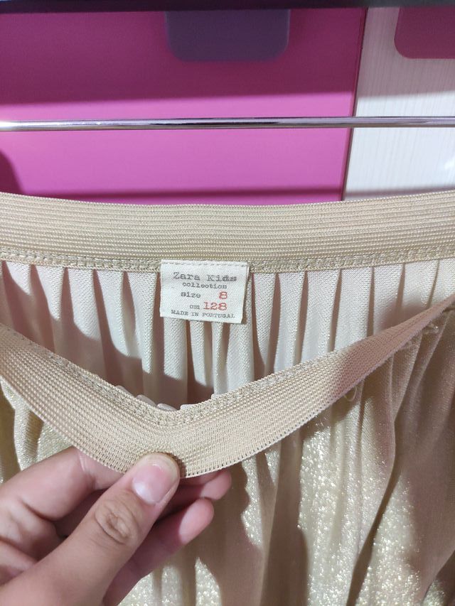 Conjunto falda y sudadera dorado.