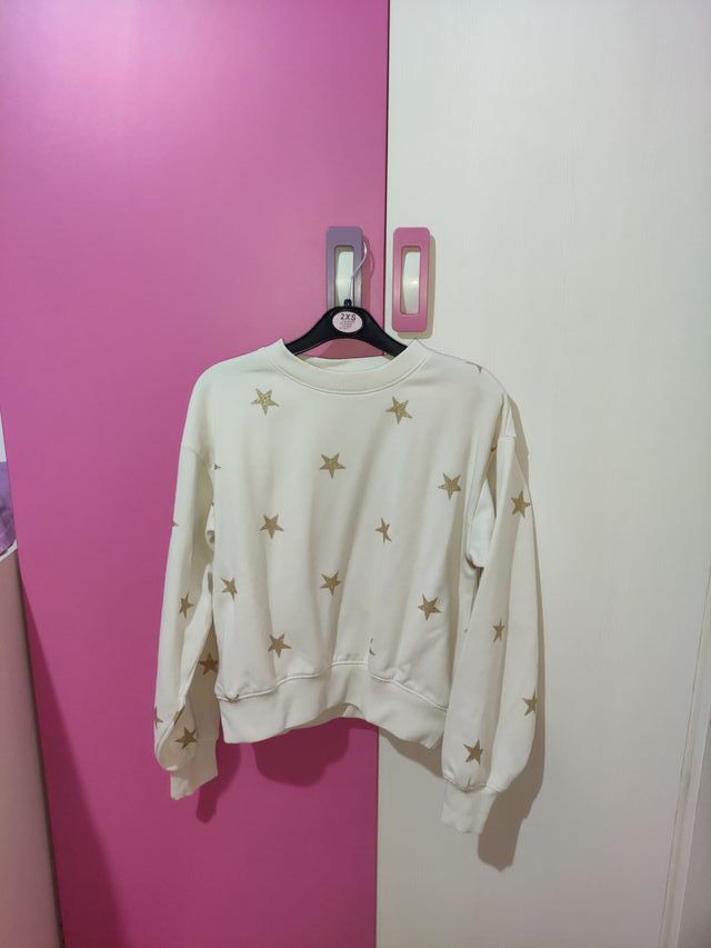 Conjunto falda y sudadera dorado.