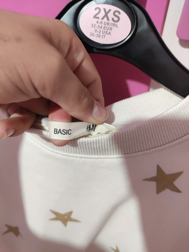 Conjunto falda y sudadera dorado.