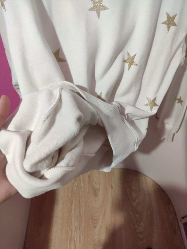 Conjunto falda y sudadera dorado.