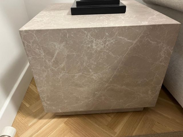 Mesa auxiliar  cuadrada de 45 por 45.