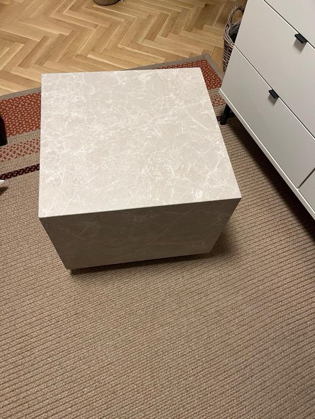 Mesa auxiliar  cuadrada de 45 por 45.