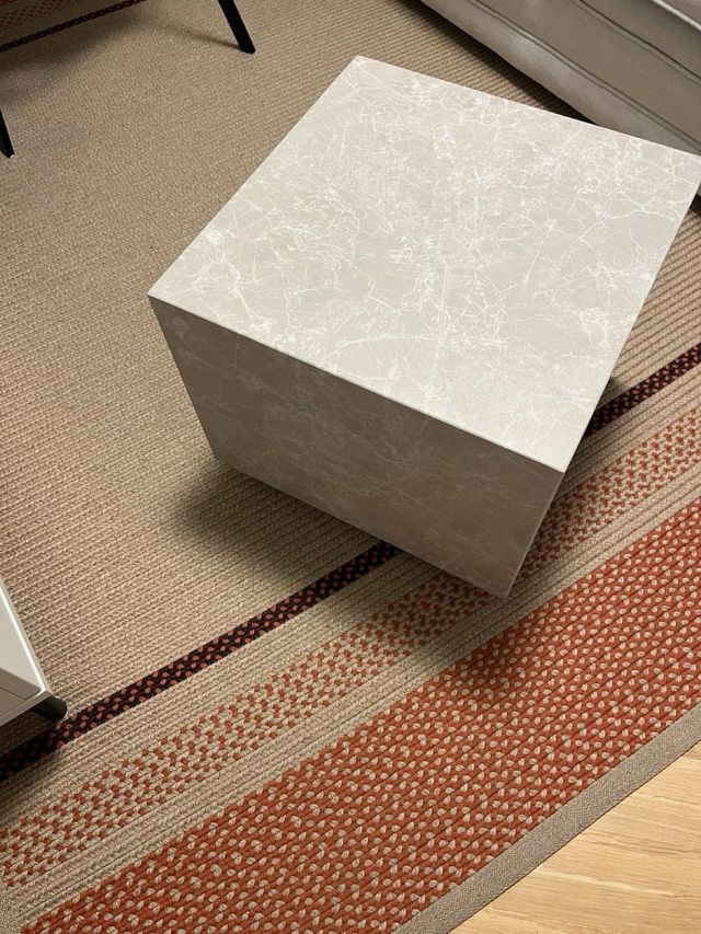 Mesa auxiliar  cuadrada de 45 por 45.