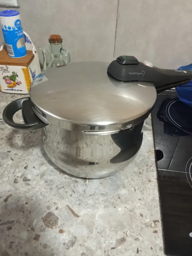 Olla Express Fagor. Usado una vez literalmente.