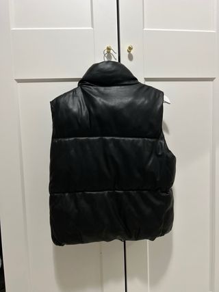 Chaleco efecto cuero negro