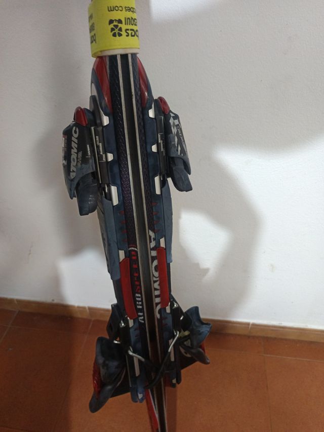 Esquís Atomic con fijaciones hombre