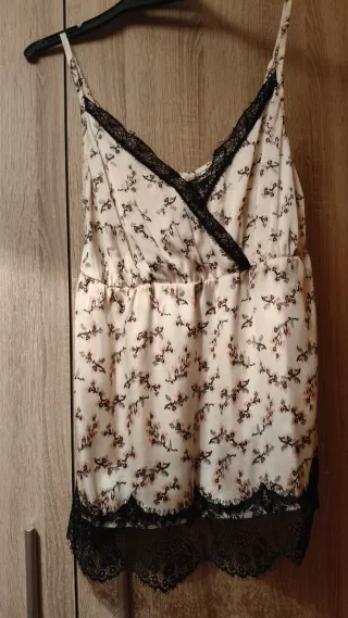 Blusa floral con encaje negro