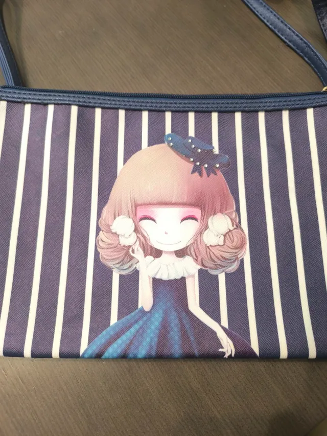 Bolso azul marino con niña