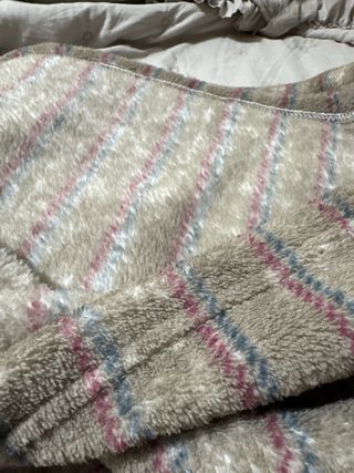 Manta grande gris con rayas