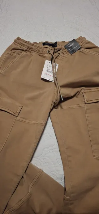 Pantalón cargo slim fit beige 